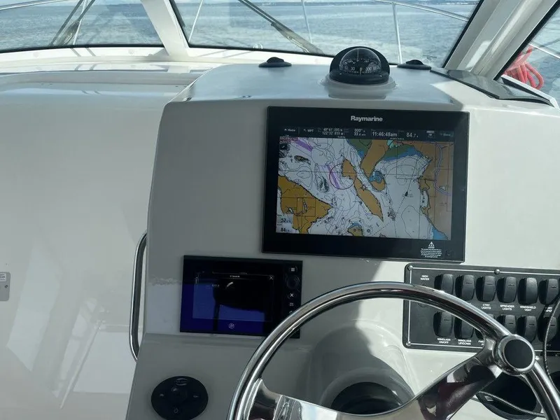 Slide: The Image of Boston Whaler 315 Conquest 2017 - 6