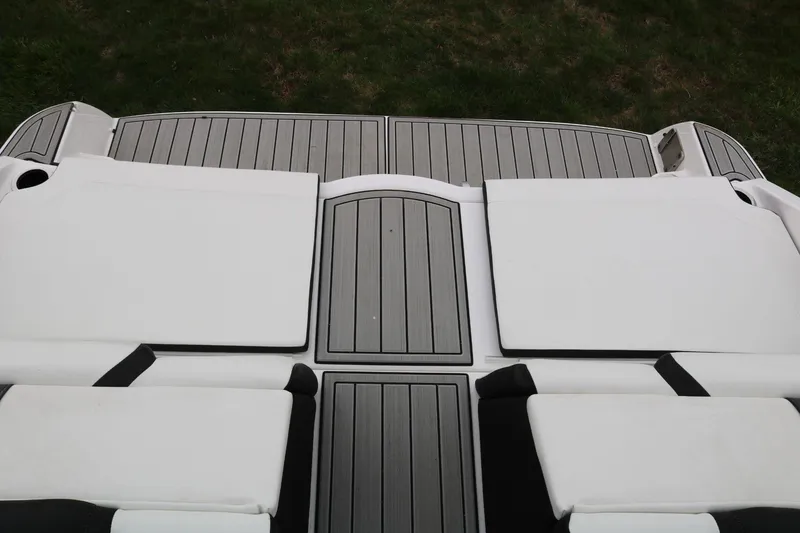 Slide: The Image of 2025 Yamaha Boats 222SE swim platform with cushioned seating and sleek design. - 20