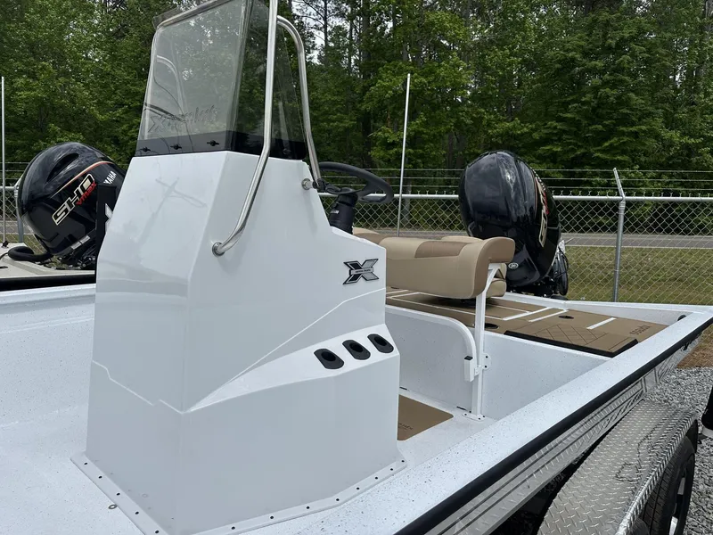 Slide: The Image of 2025 Xpress Hyper-Lift Bay Series 210 BAY-175 HP boat with console and seating. - 10