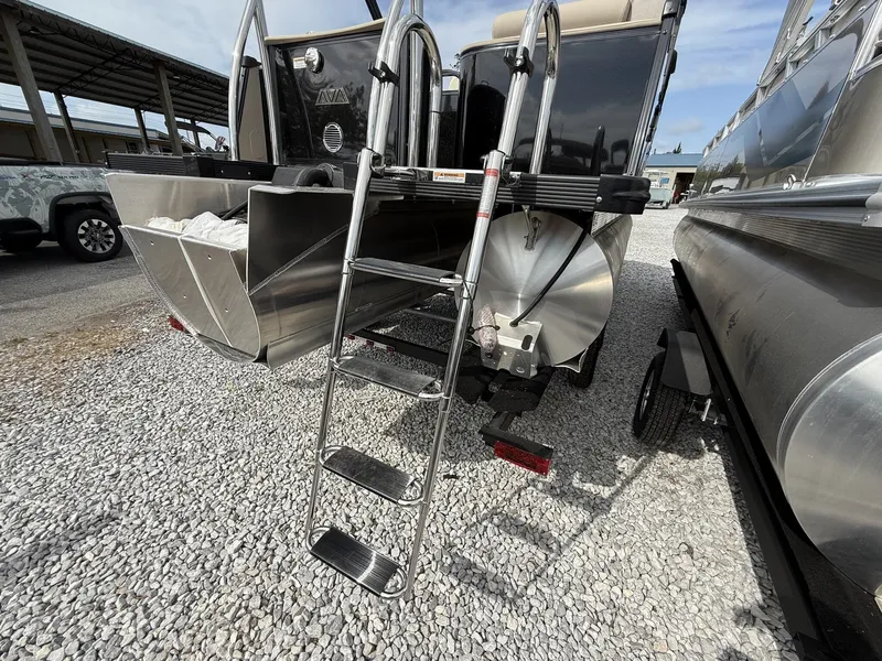 Slide: The Image of Avalon Catalina 23 Quad Lounger 2025 - 12