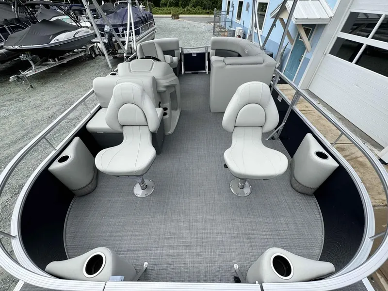 Slide: The Image of SunChaser Vista 18 Fish 2025 - 5