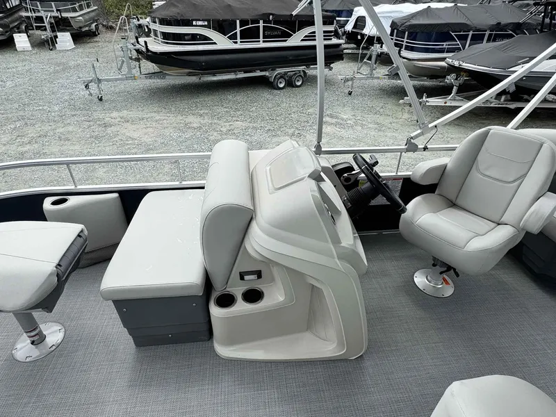 Slide: The Image of SunChaser Vista 18 Fish 2025 - 6