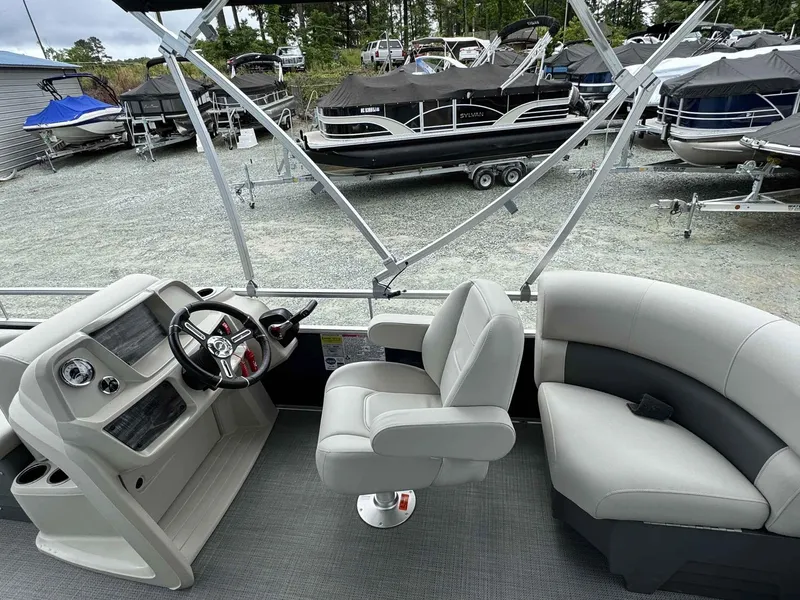 Slide: The Image of SunChaser Vista 18 Fish 2025 - 7