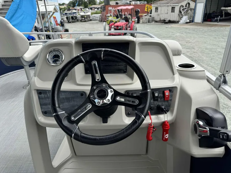 Slide: The Image of SunChaser Vista 18 Fish 2025 - 8