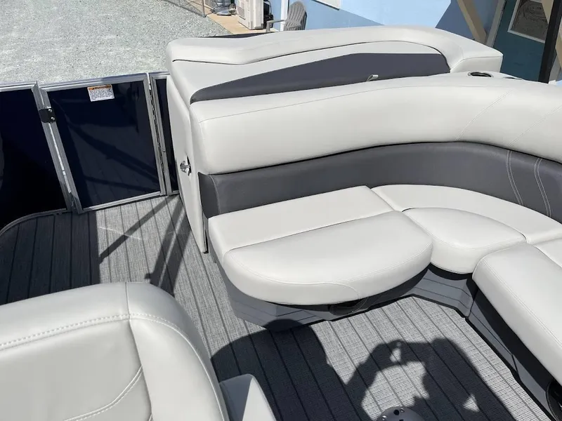 Slide: The Image of Sylvan Mirage Cruise 820 2025 - 9