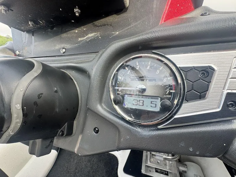 Slide: The Image of 2019 Skeeter FX20 LE dashboard showing 38.5 engine hours on tachometer. - 9