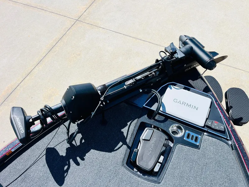 Slide: The Image of 2025 Ranger Z521R Cup-Equipped boat with Garmin electronics and trolling motor. - 11