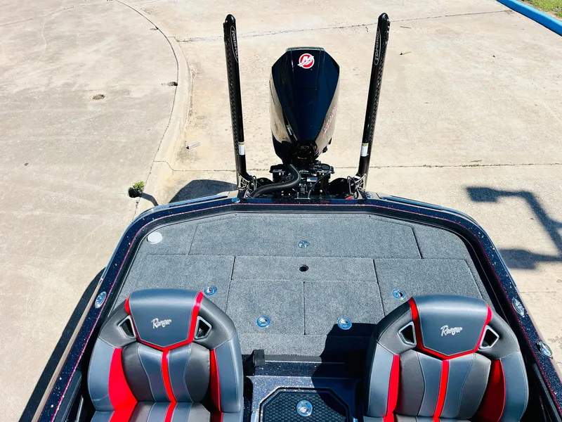 Slide: The Image of 2025 Ranger Z521R Cup-Equipped boat with dual seats and sleek design. - 47