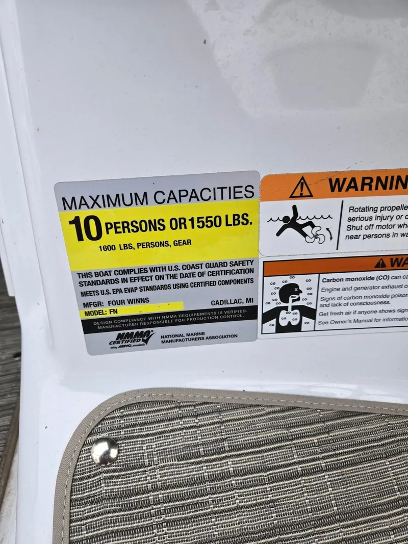Slide: The Image of 2022 Four Winns HD2 I/O boat capacity label, maximum 10 persons or 1550 lbs. - 6