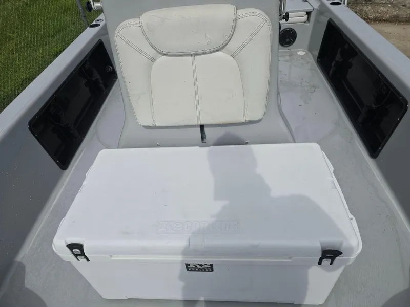 Slide: The Image of White seat and cooler on 2016 Blue Wave 2400 PureBay boat deck. - 14