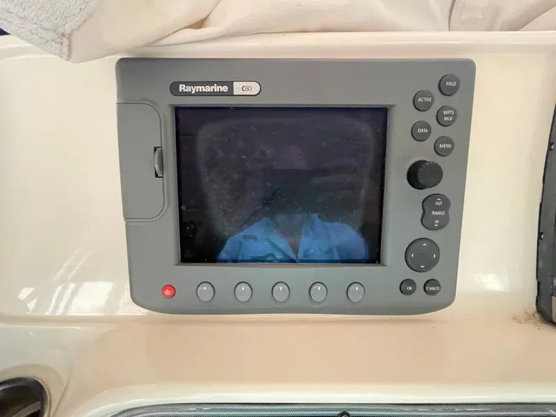 Slide: The Image of Raymarine C80 display on 2004 Wellcraft 290 Coastal boat dashboard. - 31