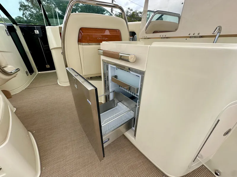 Slide: The Image of Chris-Craft LAUNCH GT 35 2025 - 13