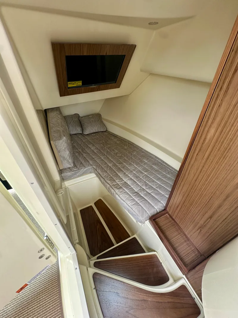 Slide: The Image of Chris-Craft LAUNCH GT 35 2025 - 22