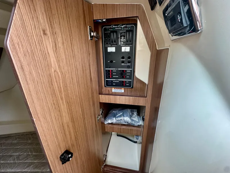 Slide: The Image of Chris-Craft LAUNCH GT 35 2025 - 23