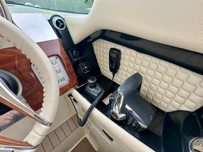 Slide: The Image of Chris-Craft LAUNCH GT 35 2025 - 4