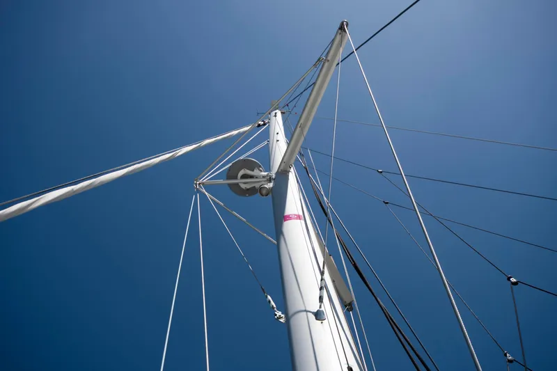 Slide: The Image of Mast of 2017 Lagoon 42 sailboat against clear blue sky. - 15