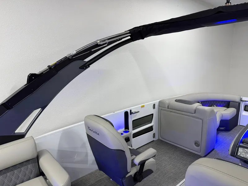 Slide: The Image of Barletta Reserve Leggera R26UCA 2025 - 52