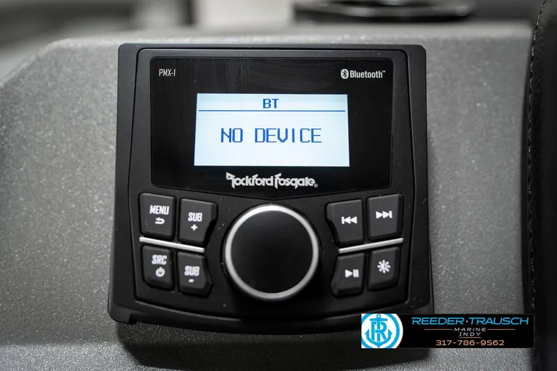 Slide: The Image of Rockford Fosgate Bluetooth stereo system in 2025 Bennington 21 SLJ boat, displaying "No Device". - 37