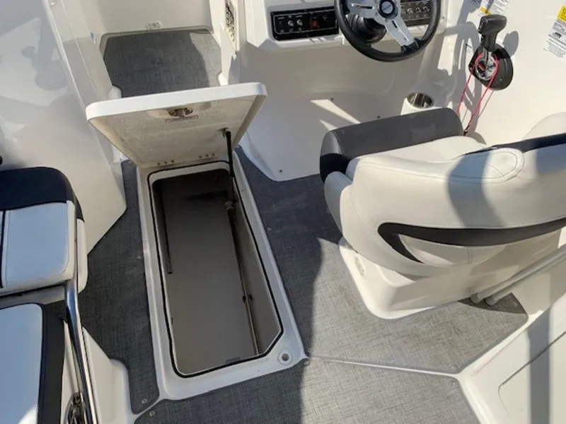 Slide: The Image of Bayliner DX 2200 2020 - 7