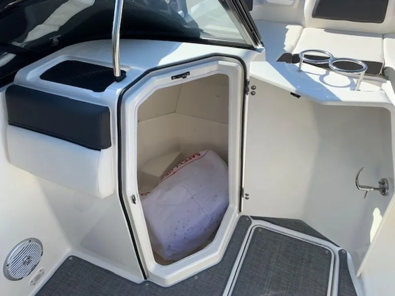 Slide: The Image of Bayliner DX 2200 2020 - 8