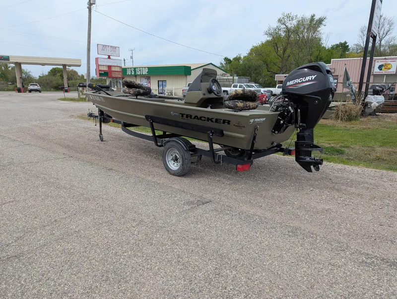 Slide: The Image of 2022 Tracker Grizzly 1648 SC boat on trailer with Mercury outboard motor. - 29