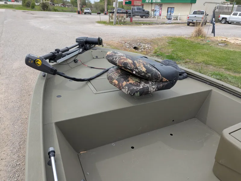 Slide: The Image of 2022 Tracker Grizzly 1648 SC boat with camo seat and trolling motor. - 40