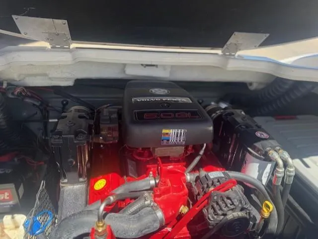 Slide: The Image of 2006 Larson 186 SENZA boat engine, 220HP 5.0 V8, detailed view. - 7