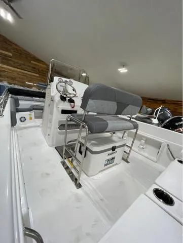 Slide: The Image of NauticStar 231 Hybrid 2025 - 5