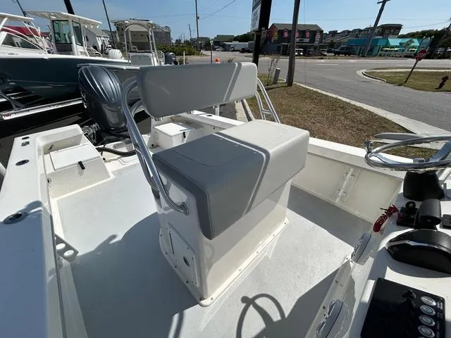 Slide: The Image of May-Craft 2300 CAPE CLASSIC 2025 - 8