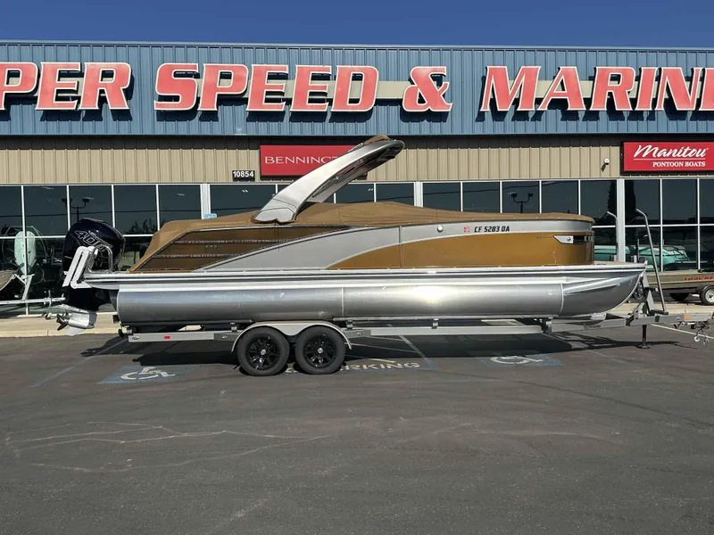 The Image of Bennington 25 RXFB Windshield Arch 2025 - 1