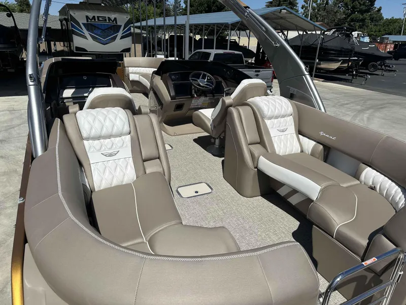 Slide: The Image of Bennington 25 RXFB Windshield Arch 2025 - 14