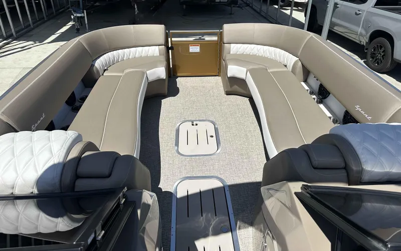 Slide: The Image of Bennington 25 RXFB Windshield Arch 2025 - 16