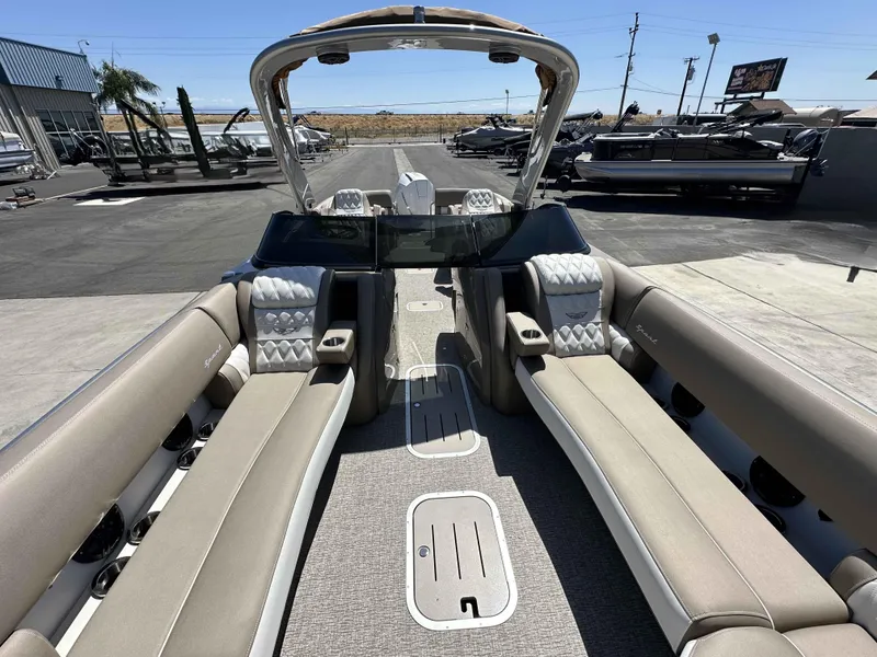 Slide: The Image of Bennington 25 RXFB Windshield Arch 2025 - 17