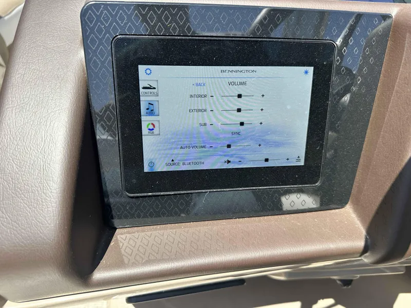 Slide: The Image of Bennington 25 RXFB Windshield Arch 2025 - 19