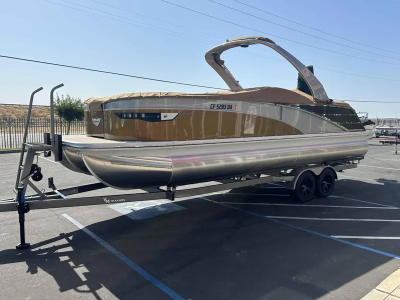 Slide: The Image of Bennington 25 RXFB Windshield Arch 2025 - 2