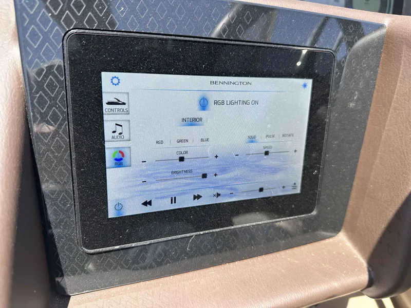 Slide: The Image of Bennington 25 RXFB Windshield Arch 2025 - 20