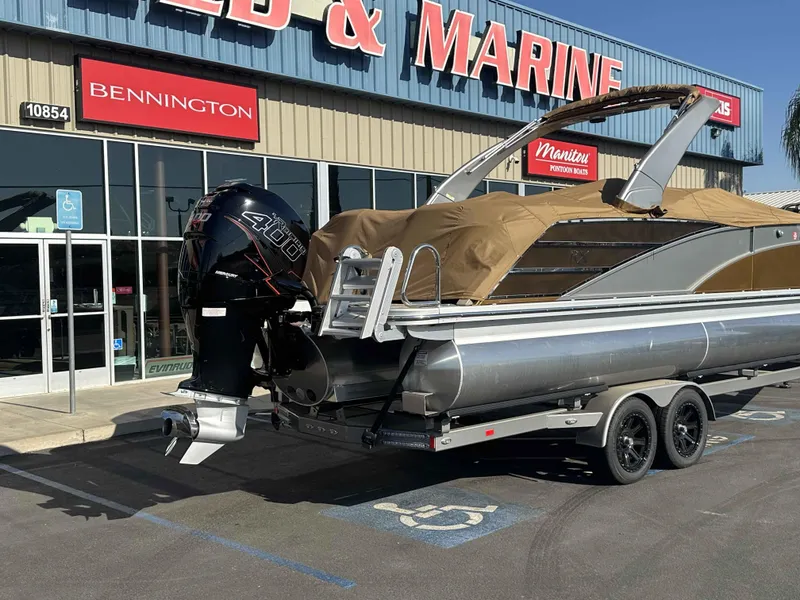 Slide: The Image of Bennington 25 RXFB Windshield Arch 2025 - 21