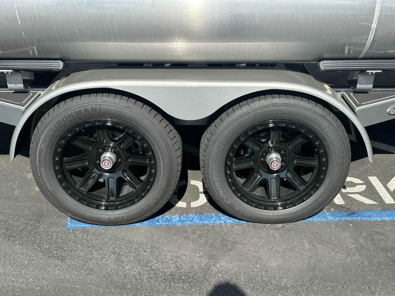 Slide: The Image of Bennington 25 RXFB Windshield Arch 2025 - 23