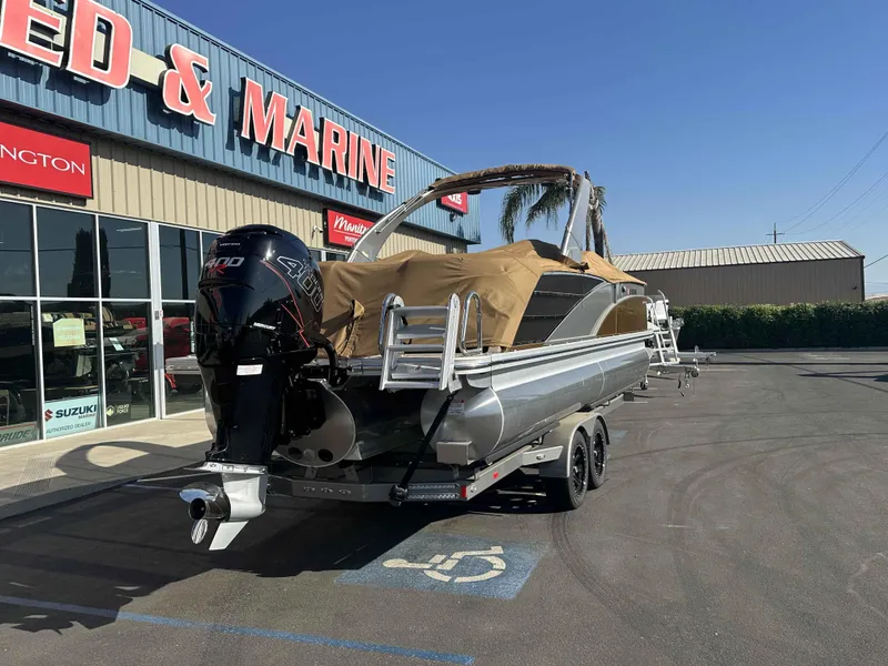 Slide: The Image of Bennington 25 RXFB Windshield Arch 2025 - 3