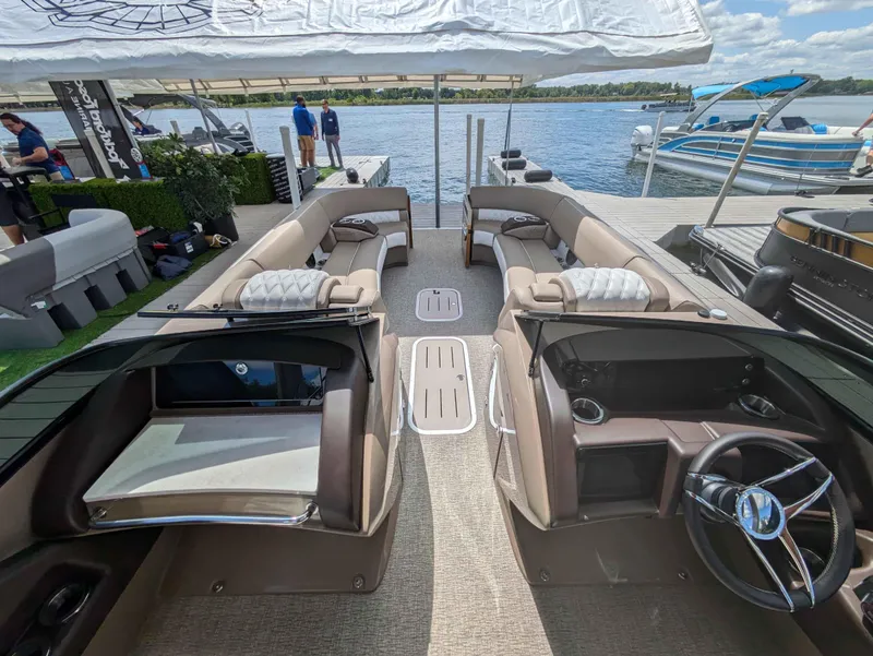 Slide: The Image of Bennington 25 RXFB Windshield Arch 2025 - 5