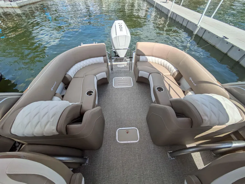 Slide: The Image of Bennington 25 RXFB Windshield Arch 2025 - 8