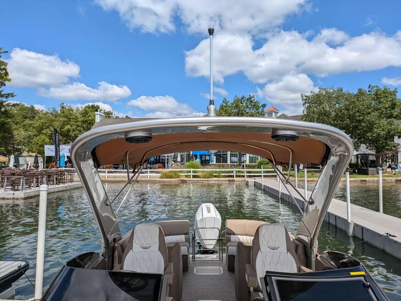 Slide: The Image of Bennington 25 RXFB Windshield Arch 2025 - 9