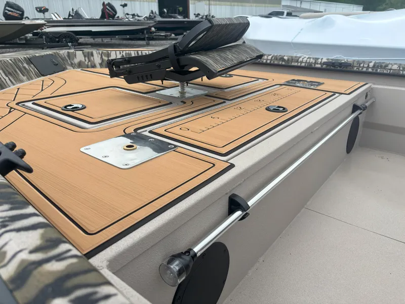 Slide: The Image of Avid 18CC ROGUE 2025 - 4