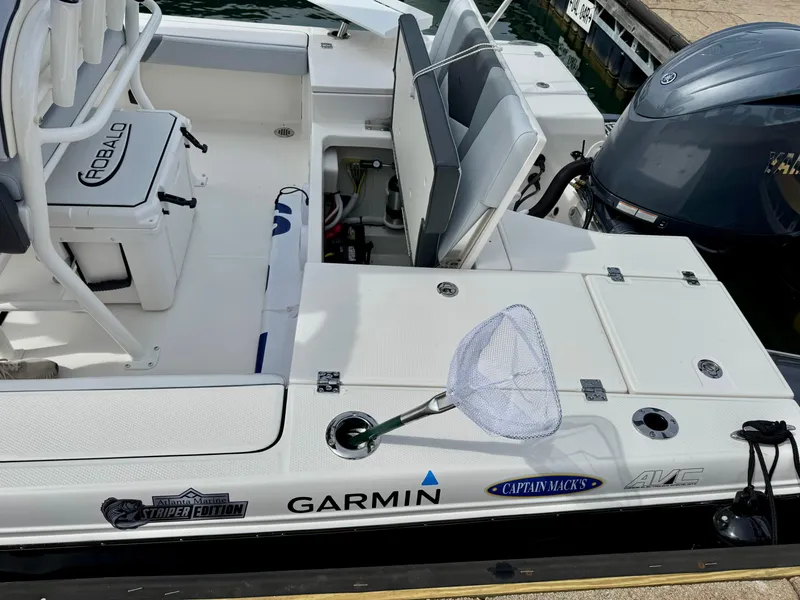 Slide: The Image of Robalo 226 Cayman 2025 - 12