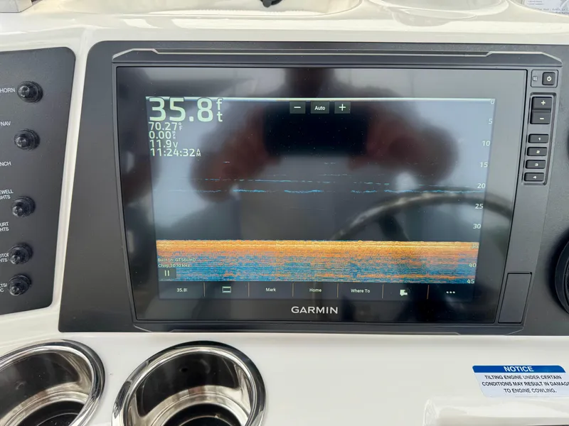 Slide: The Image of Robalo 226 Cayman 2025 - 15