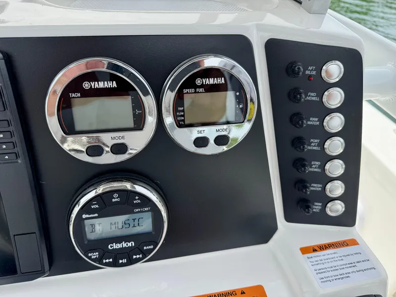 Slide: The Image of Robalo 226 Cayman 2025 - 16