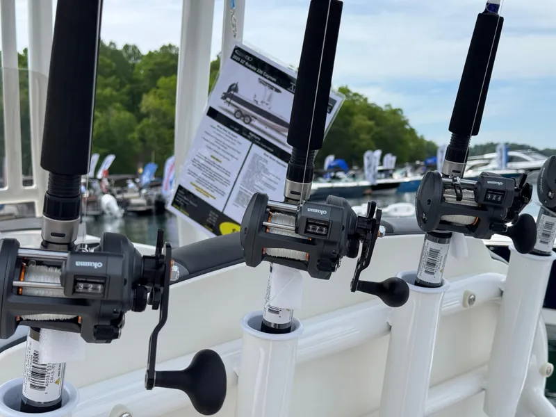 Slide: The Image of Robalo 226 Cayman 2025 - 17