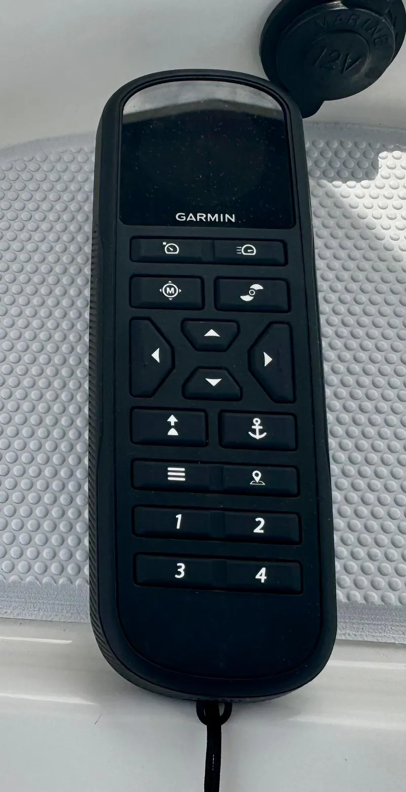 Slide: The Image of Robalo 226 Cayman 2025 - 23