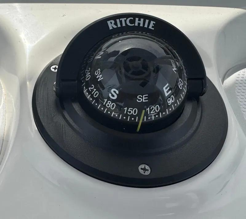 Slide: The Image of Robalo 226 Cayman 2025 - 24