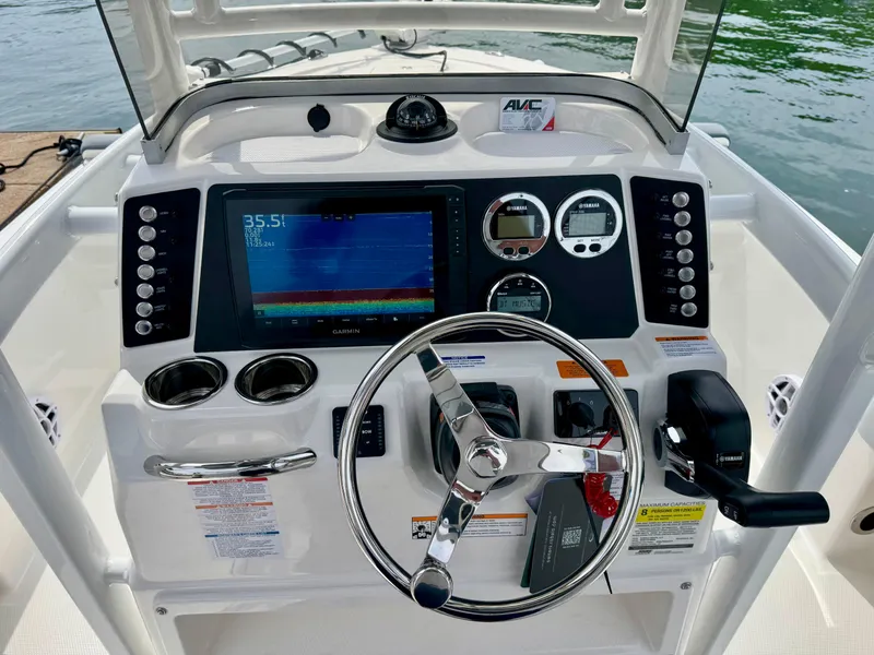 Slide: The Image of Robalo 226 Cayman 2025 - 4